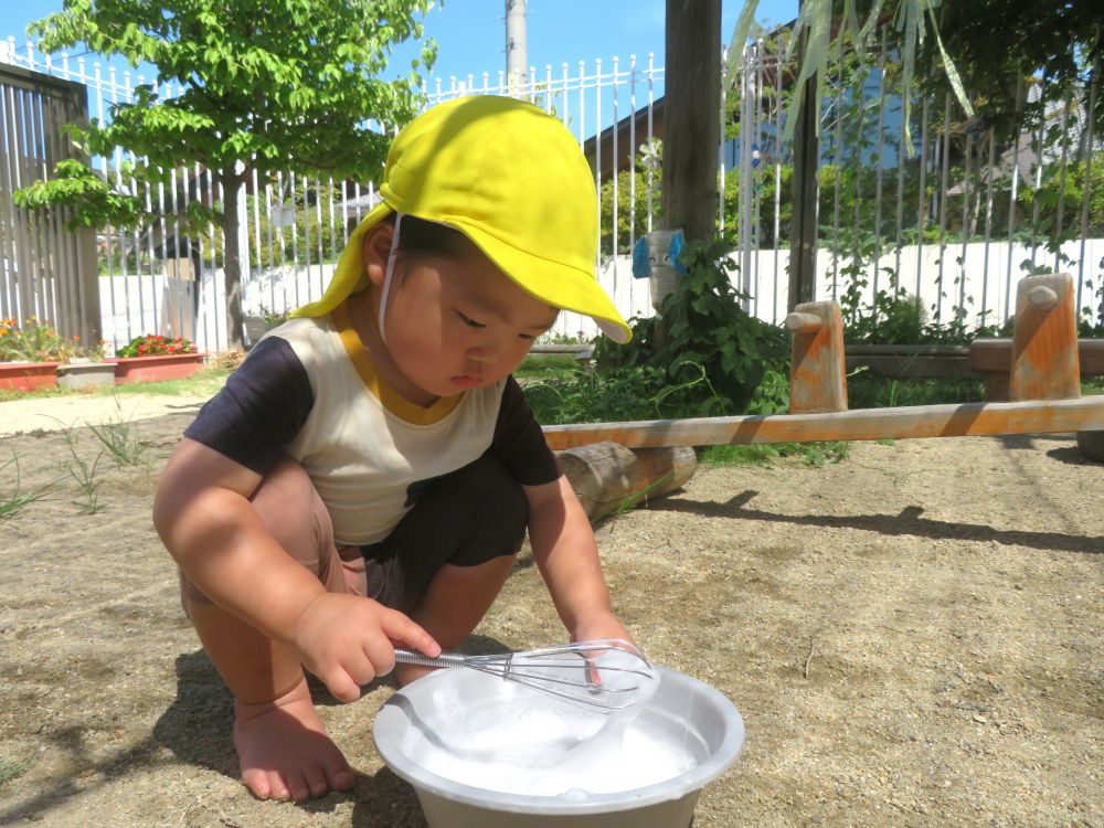 先生が泡立て器を使っている様子を食い入るように見ていたSくん
自分も挑戦してみることに!
真剣な様子で シャカシャカシャカ・・・
なんだかとっても慣れた手つき♪
スポンジや泡立て器などの道具を使って遊び、
身近なものをイメージしながら泡遊びを楽しみました♪