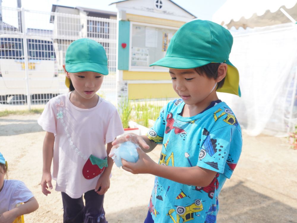 触って感じる気持ちよさ♡
ぷよぷよ… むにむに… ツルツル…
感じ方はいろいろあっておもしろい!!
檀上先生が作ってくれたスライムが一気に大人気に!!
スライムって子どもにとっても人気ですよね!
それが自分で作れて気軽に楽しめちゃいます♡
「みてーーースライムできた♪」