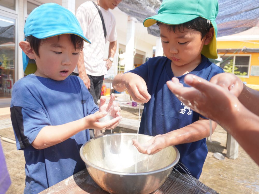 液体を追加すると…
「わーーめっちゃびよ~んってなる!」
「なんでー!何の液体?」
「洗濯のりって言うんだ!」
「洗濯のりってすごーい!」
疑問に思ったことや気になったことは聞いて確認♡