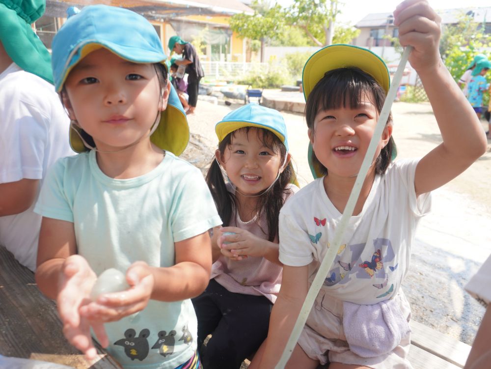 1つのスライムでいろいろな遊び方を思い付く子ども達・・・
子どもの発想ってやっぱりおもしろい!♡
「めーーーーっちゃ長くなった♡」
「どこまで伸びるんかな?」
「靴のところまでいくんじゃない?」
「えーやばいねえ♡」