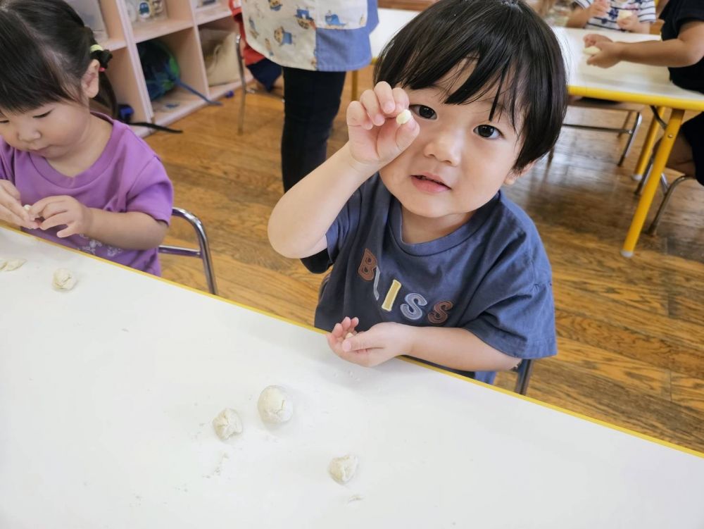 小麦粉粘土で遊びました🎶

「これなーんだ？」と、聞くと、
「おさとう！」  「しお？」
ちょっと難しかったかなぁ～

この粉に魔法の水をかけて...

「やわらかーい♡」
「きもちいい♡」と、みんな初めて？の感触に、
楽しそうでした😄

指先を使って…こねこねこね...
「ちっちゃーい」と、Hくん。
恐竜好きのHくん。
恐竜の卵を作ったのかな？🦖