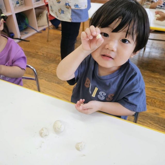 小麦粉粘土で遊んだよ　 ～2歳児 　クマ組～