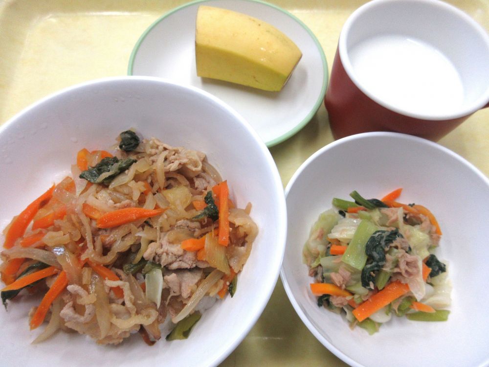 プルコギ丼
キャベツとツナのサラダ
バナナ
牛乳