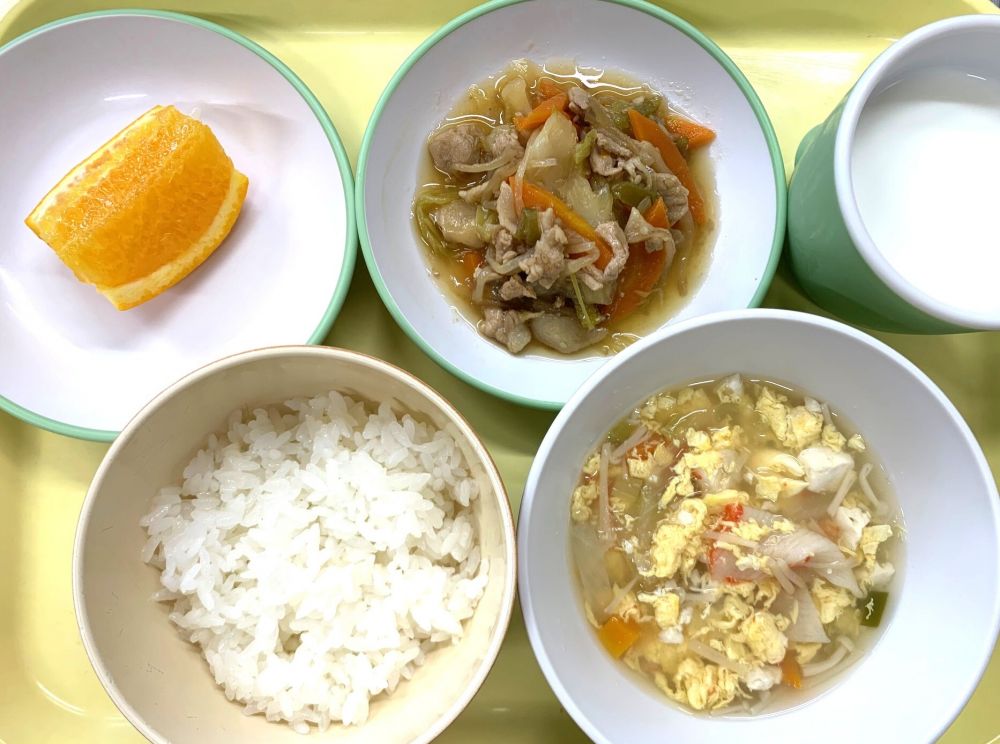 ご飯
豚肉のガーリック炒め
カニカマとえのきのスープ
オレンジ
牛乳