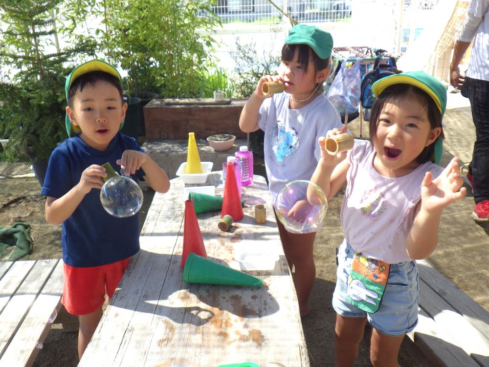 夏の暑い時期でも外でいっぱい楽しめるように・・・
これまた檀上先生が用意してくれたシャボン玉!
”吹く物”の種類がいろいろあることでシャボン玉のでき方が違っていておもしろい♡
「わ~とんだ~♡」
「できたーー!!」