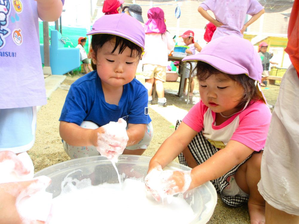 もこもこ、フワフワの泡・・・♡
同じ泡でも泡立て方で感触や見た目が変わるのが面白い!
泡遊びのなかで不思議をたくさん発見しながら楽しんでいます
タライに水と石鹸をまぜて・・・
スポンジをつけて何度も握るとどんどん増える泡!
握って、ぎゅっと絞って、泡に触って、色々試して知る泡の感触♡