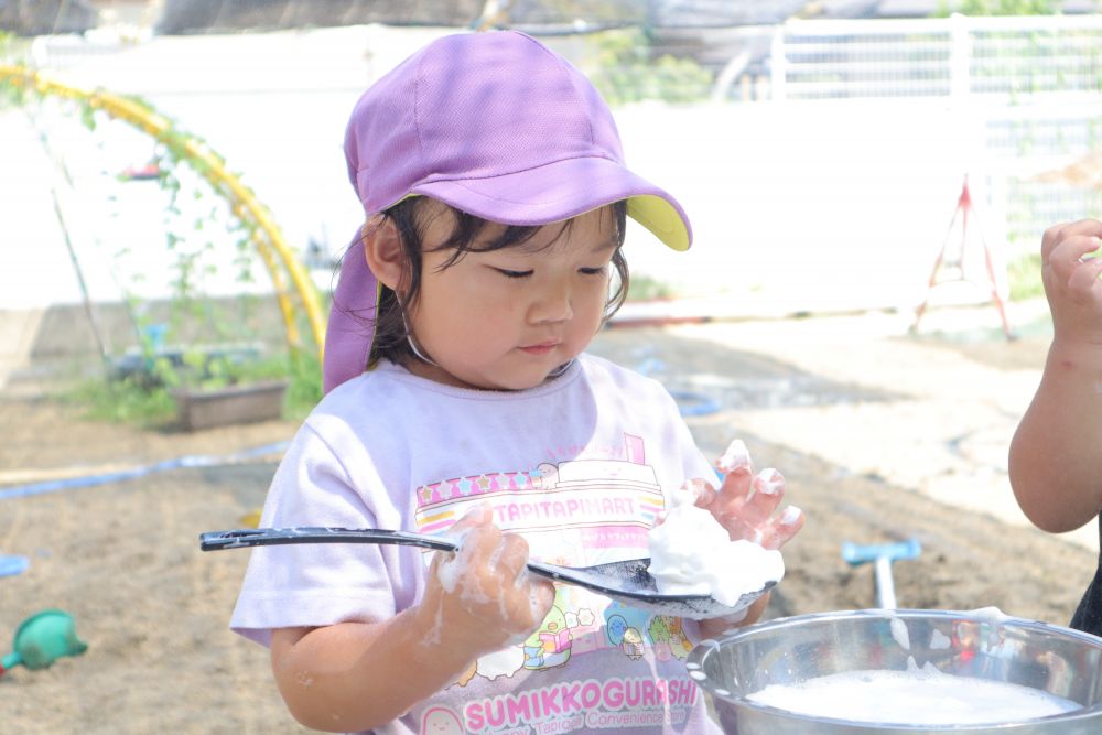 稗田先生に、メレンゲ状に泡立てた泡をもらって・・・
もこもこの見た目、指で感じるフワフワの触り心地に夢中♡
触って、見てを繰り返すHちゃん
自分で作った泡と興味津々に見比べて違いを観察
もっとフワフワにしたくて、自分の泡を何度も混ぜては変化や発見を楽しみました