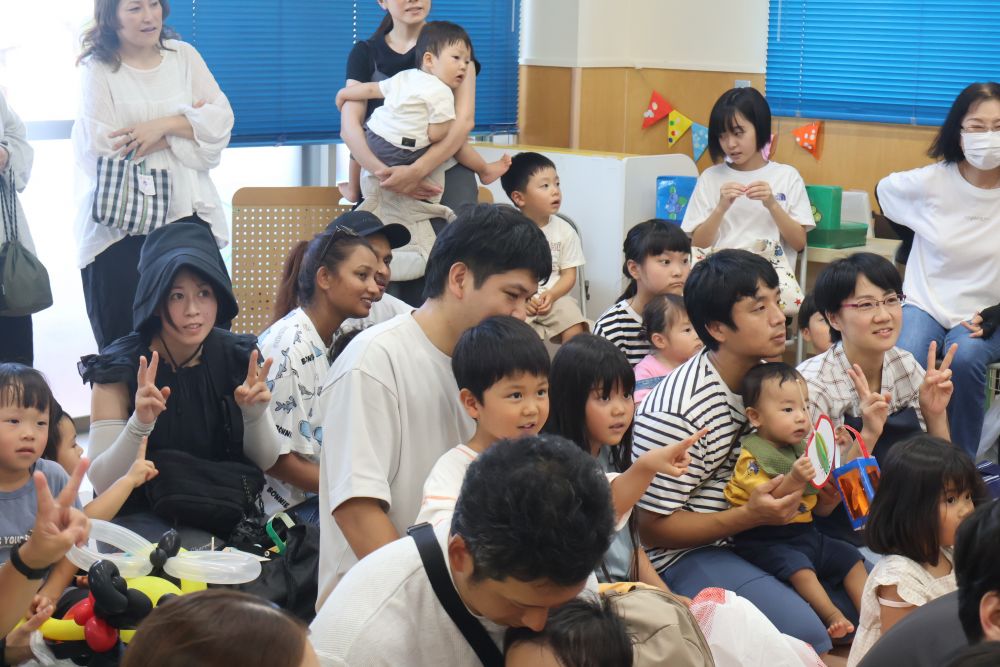 お話し会【むしたちのうんどうかい】
お話しの前に ‟むしむしじゃんけん”
ダンゴムシ・クワガタ・チョウチョ
・・・何を出そうかな?!