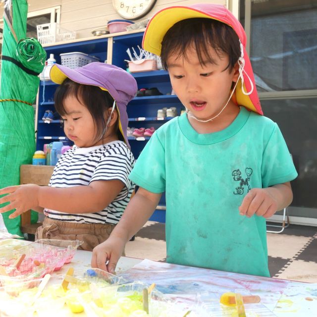 ＊　２・３歳児　色つき氷で・・・　＊
