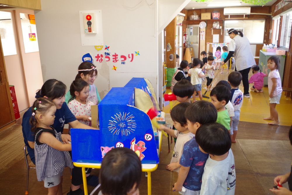 お休みの次の日は、
花火や夏祭りの楽しいお話を聞かせてくれるリス組さん！
なんと今日は！！
リス組さんでも夏祭りごっこをして遊びました～


「にんじゃサンタのなつまつり」の絵本みたいに、
リス組さんの部屋のあっちこっちにも忍者が・・・！？

