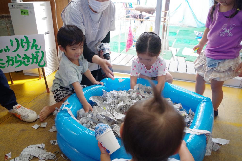 びりびり新聞紙の中から、手裏剣を探す宝探しゲーム！！
みんなで遊んだ新聞紙を使いましたよ(*^ｰﾟ)

「あおのゲット～！！」
「ピンクとあかみつけたよ！どっちにしようかな～♡」

お気に入りが見つかるまで、何度もチャレンジ～！！
