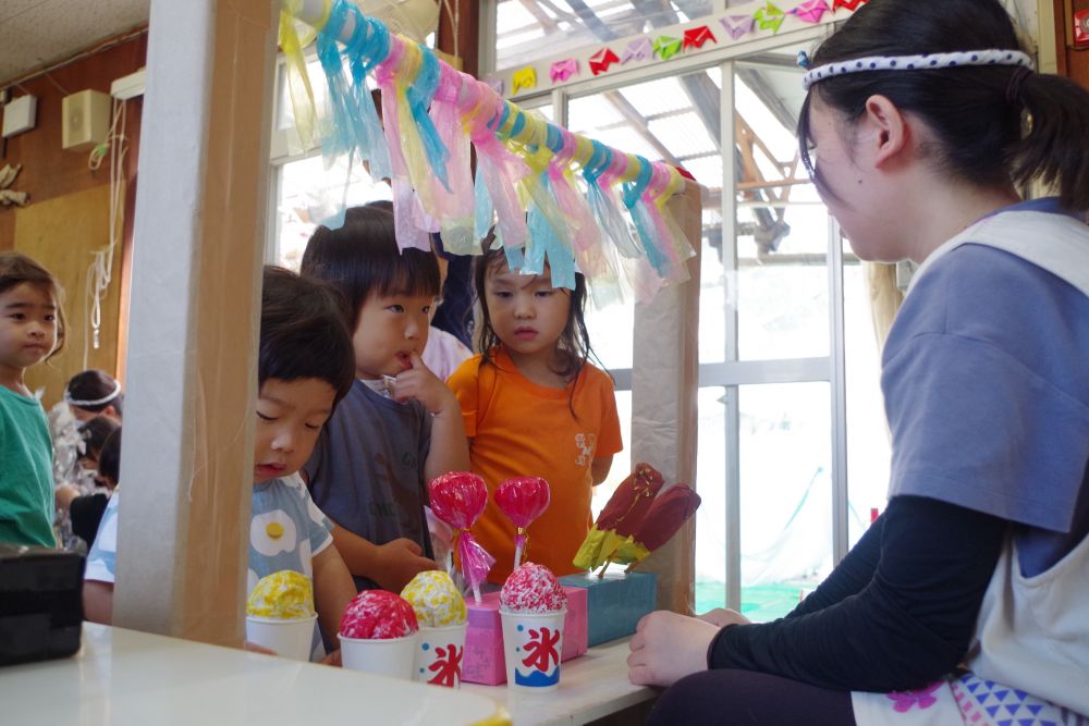 「どれにしようかな～・・・♡」
屋台ではチョコバナナ、かき氷、りんごあめ・・・♡
みんな大好きで迷っちゃうね！

お土産も選んで楽しい夏祭りになりました！
「もっとやりたーい！」
「またおまつりしよー！」
大盛り上がりのおまつりごっこ！
まだまだ楽しめそうなリス組さんたちでした♡
