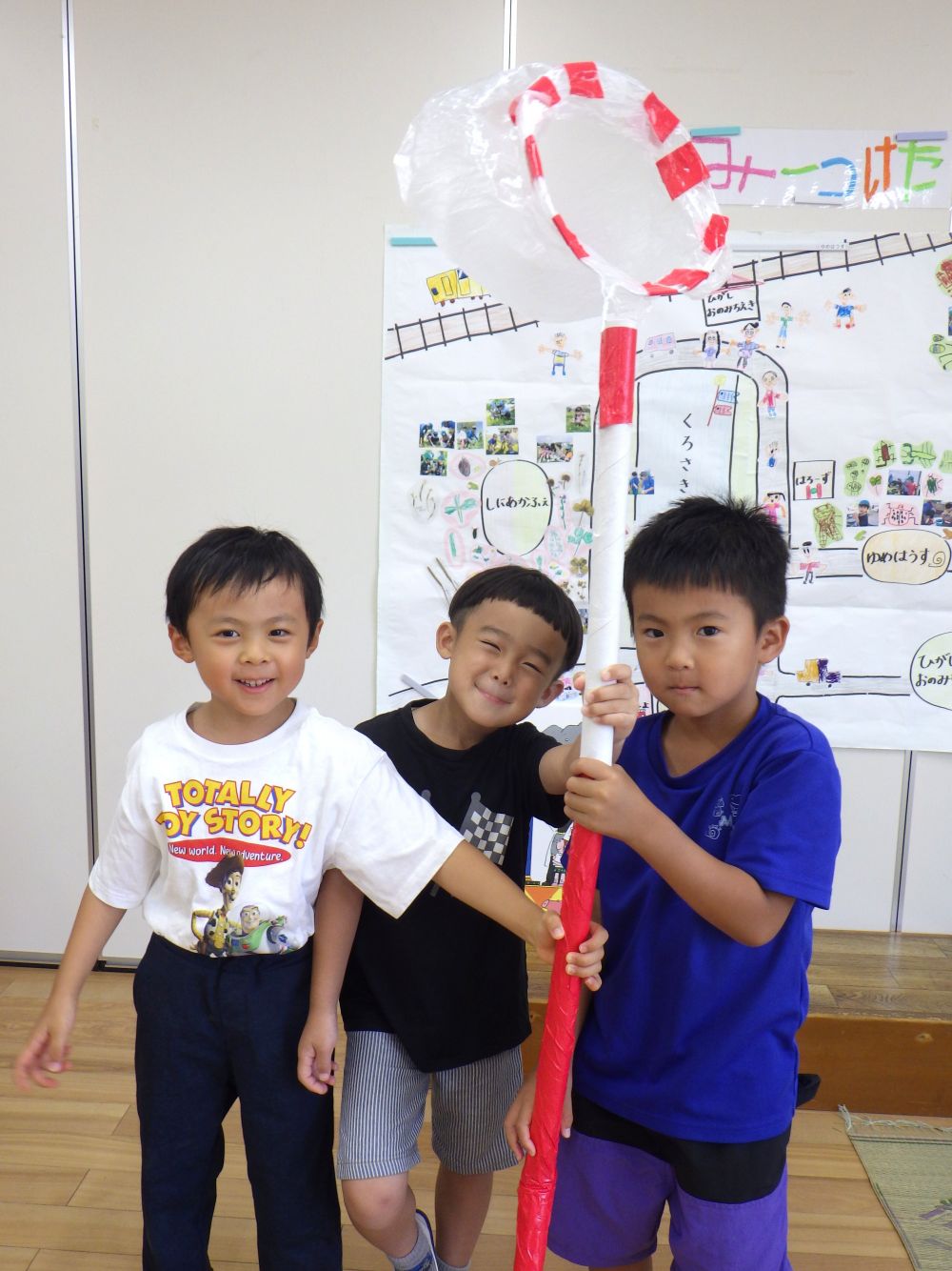 「かんせーい!!」
ガムテープでしっかり固定して…
しっかり網になっています♡
セミ取りに行く準備ができました!