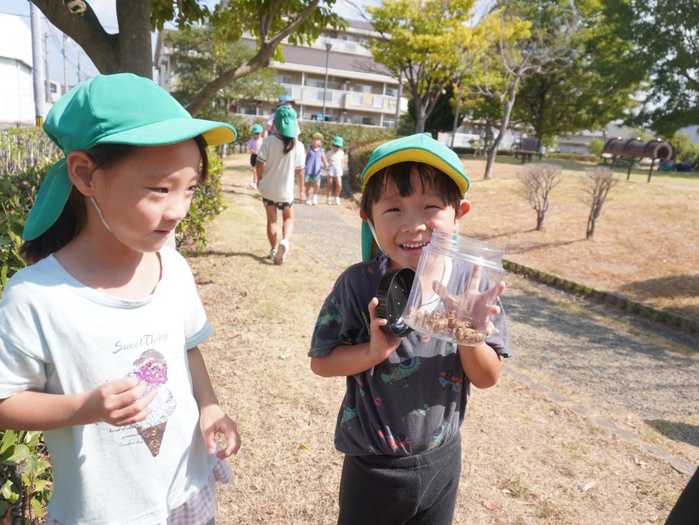 夏限定のセミ!!
じっと観察できるのも夏のほんの少しの間…
セミの種類や抜け殻になる仕組みにも興味をもっていました♡
「セミのぬかけら(抜け殻)いっぱい見つけたー♡」