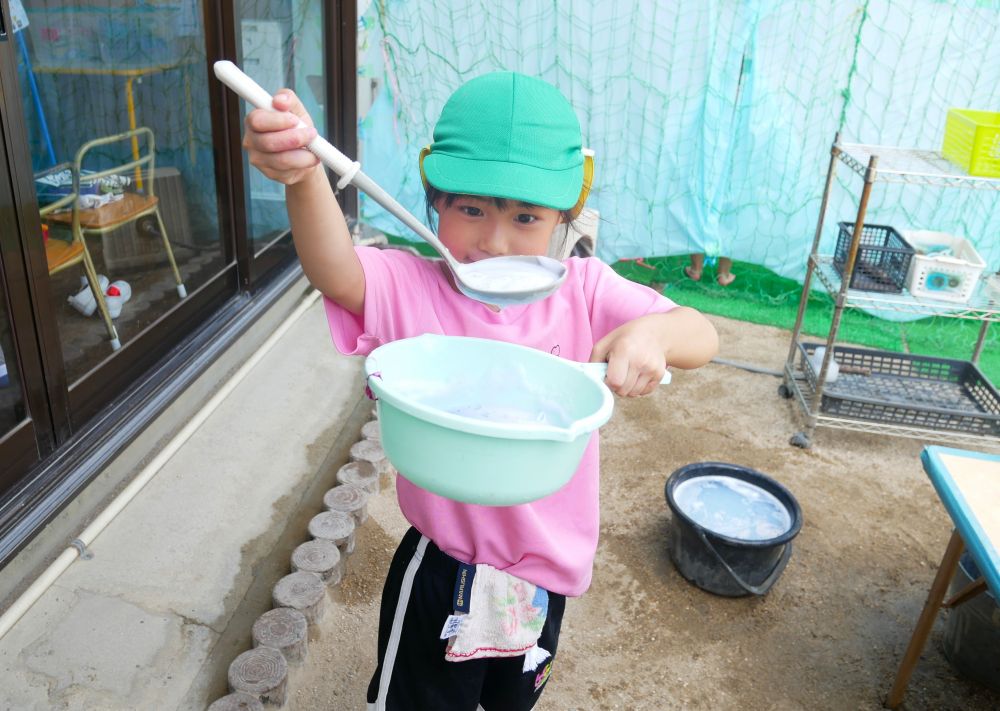 今日は泡遊びで大盛り上がりのキリン組さん
「石鹸と泡だて器一緒に使おう♪」
「まず水からいれておいで！！」

やり方を教え合いながら泡ジュースを作る
「見て♡できた～！！」　と嬉しそうなIちゃん