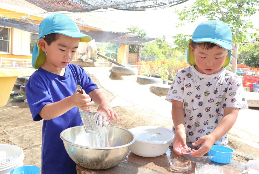 氷遊びに夢中のゾウ組さん☆
氷の形の変化や溶ける特性を活かしながら
遊びがどんどん広がる…♡
「蓋みたいにはまりそう!」
「ガリガリ削ったらかき氷みたいになるかね~」
道具を試しながら氷を削ってみたり
コップの蓋に見立ててはめてみたり…!