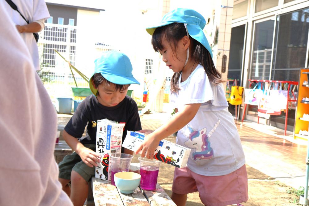 「こっちの方が少ないね…」
「氷も入れたら増えるんじゃない?」
隣のコップと見比べながら、氷や氷水を使って
同じ量になるように調整中…!