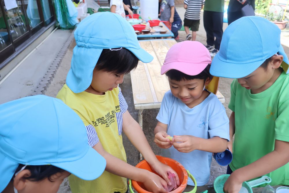 だんだん氷が溶けてきて
中身が出てきます
思わずにっこりするⅯくん

「俺はてんとうむしだった！🐞」
「こっちはもうちょっと…」

中身は昆虫でした★