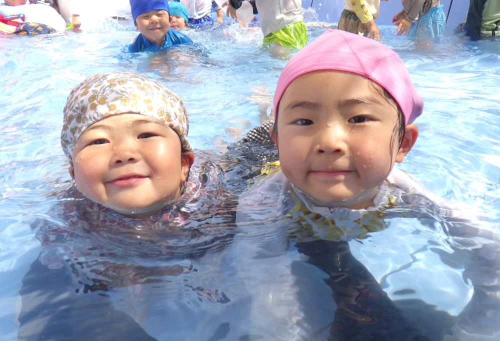 『水の中は気持ちがいいな~』
『ワニになってす~いすい』
友達と一緒に泳ぐことを楽しんでいます