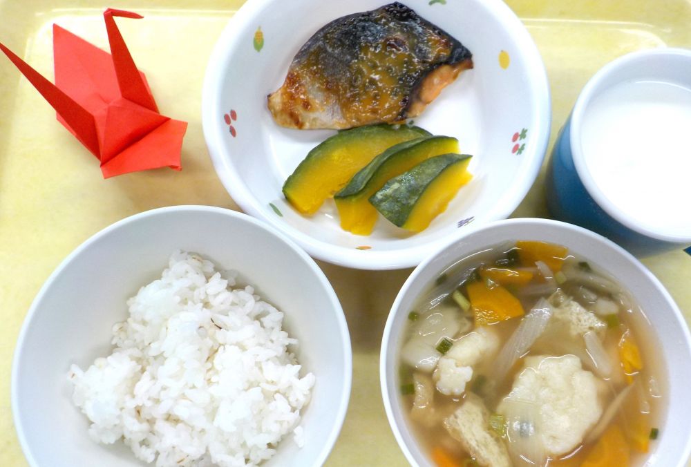 麦ご飯

鮭のみそマヨ焼き

蒸しかぼちゃ

すいとん

牛乳