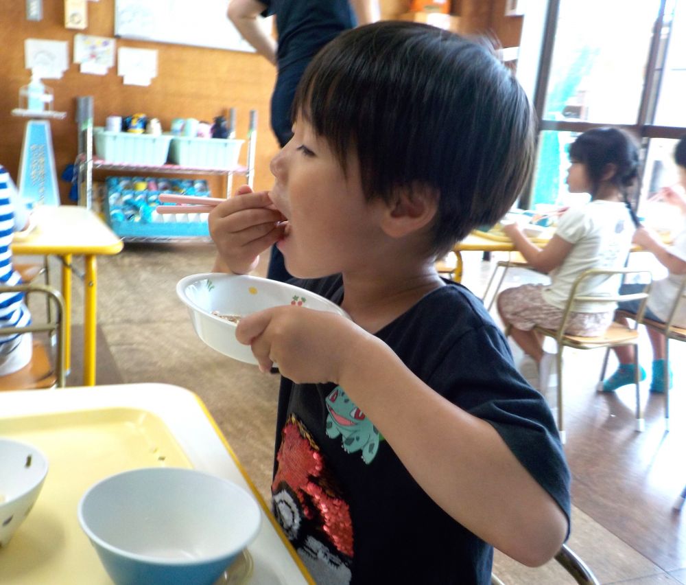 小麦粉をねって作った【すいとん】
お椀にすいとんだけ残っていたので
「嫌いかな・・・?」と聞くと、
「好きじゃけー最後に食べる!!」
と、にっこり笑顔のSちゃん♡