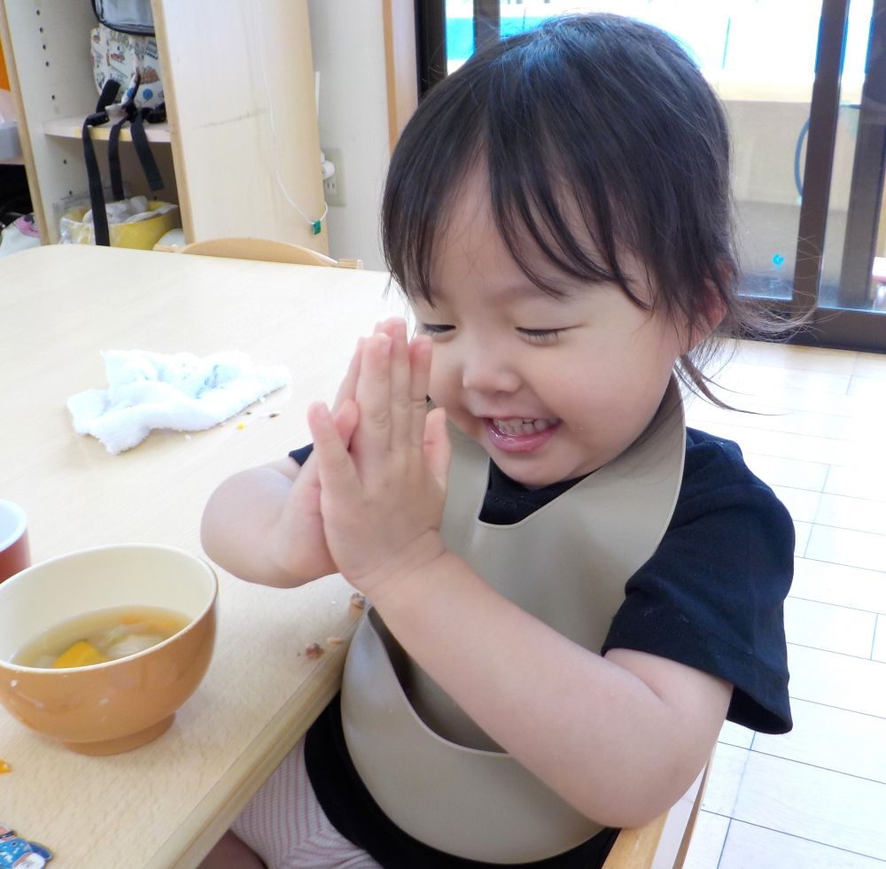 「この魚おいしー♪」
と大きなお口でパクリッとRくん
美味しいと言いながら食べてくれる姿に今日も【平和】を感じました♡
最後はしっかりと手を合わせて
「ごちそうさまでした♡」
明日もあさってもずっと平和な日々続きますように・・・♡