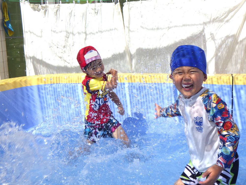 超ダイナミックにプールを楽しんだキリン組さん♡
水の気持ちよさと楽しさを身体全体で感じました♡
水を掛け合う激しい戦い!!!
