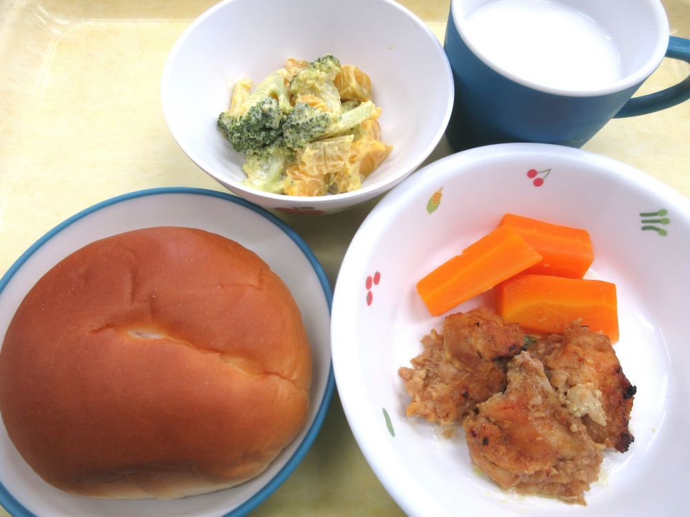 ロールパン
ジンジャーチキン
にんじんグラッセ
かぼちゃとブロッコリーサラダ
牛乳