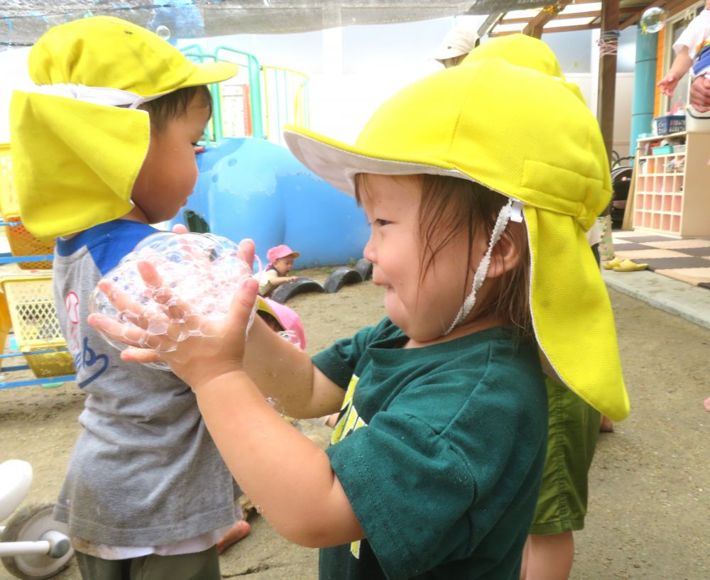 嬉しそうに泡をみつめながら押したり離したりして感触を楽しむYちゃん
泡が割れないように両手で優しく持って遊びます
