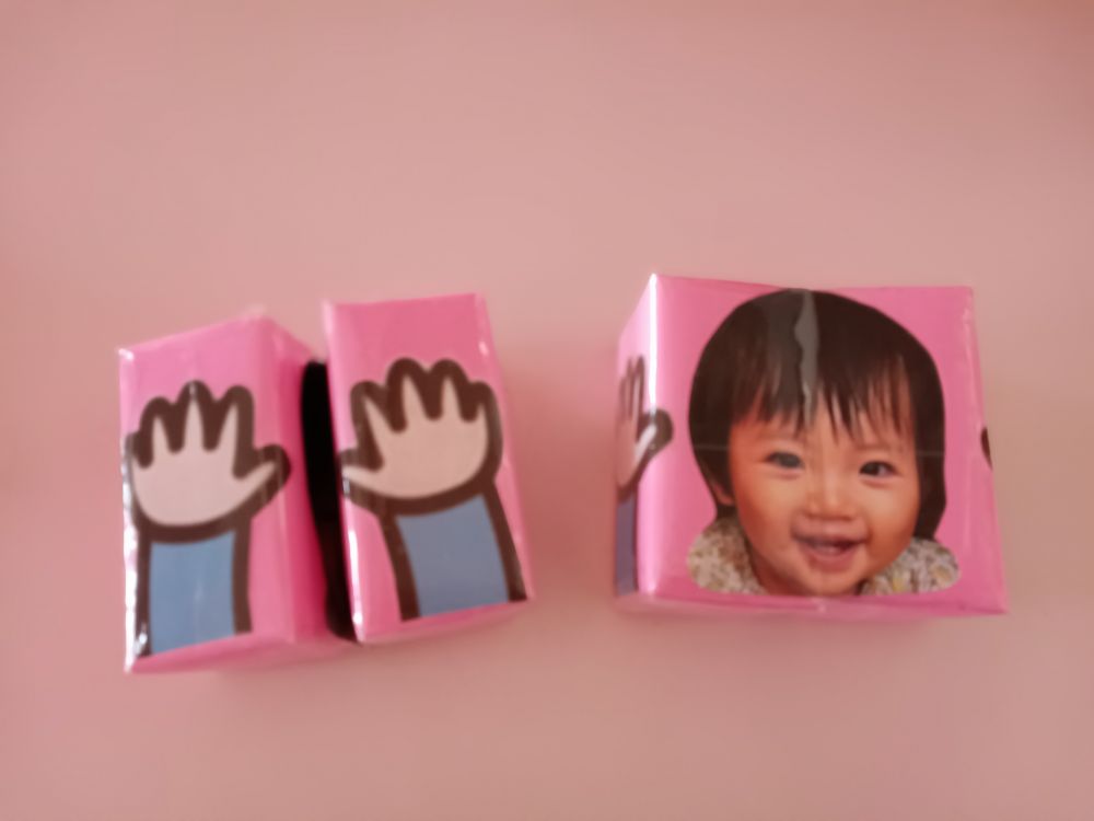 0歳児ウサギ組
「いないいないばぁ～」

手を開いてあけてみると
子ども達の可愛い顔がでてきますよ。
一緒に遊んでみてくださいね💕