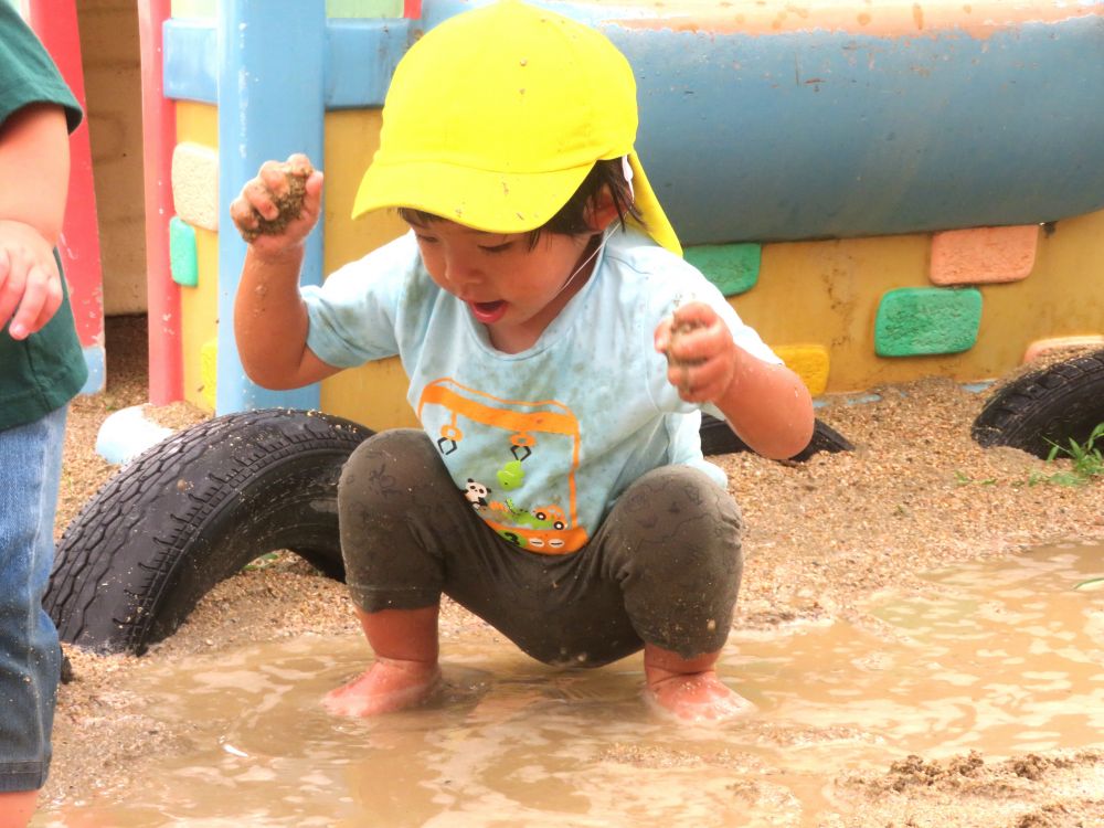 雨あがりの後しか楽しめない遊び!
大きな水たまりで思う存分遊びました!
水たまりに真っ先に飛び込んだA君
両手で水の中を探ったり、足でバシャバシャ水しぶきをあげたり
全身で水や泥の感覚を楽しんでいます
