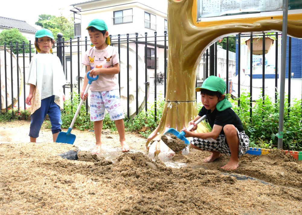 早朝の大雨がやみ、園庭には大きな水たまり…
「裸足で出ていい～？」
元気いっぱい出ていった男の子

みんなで協力して水を流していました♪