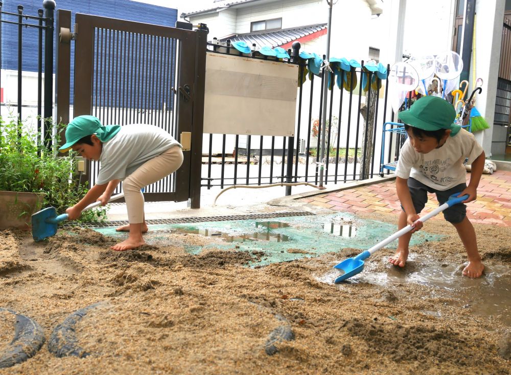 各場所に並んで　「流れた～？」
「全然こんよ！！」　「俺あっち掘るわ！！」
砂場を囲んで大きな道ができました♪