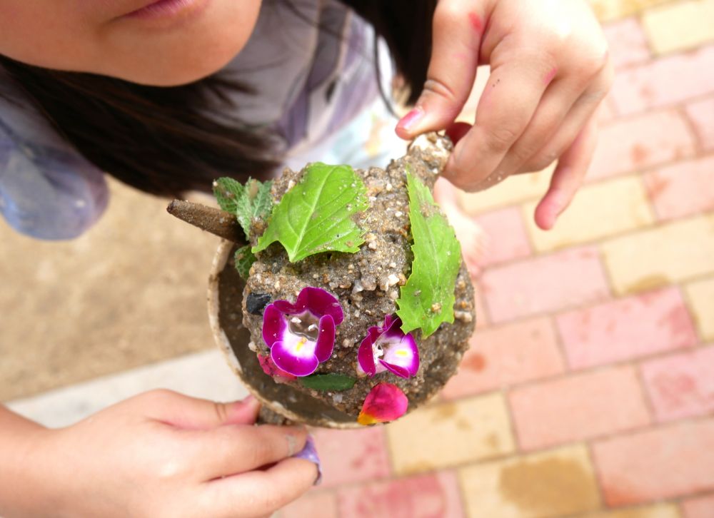 泡を使ってかき氷や色水でジュース作りを
楽しむ女の子♪

砂や泥んこ、草花を使って
かわいい作品がたくさん♡

