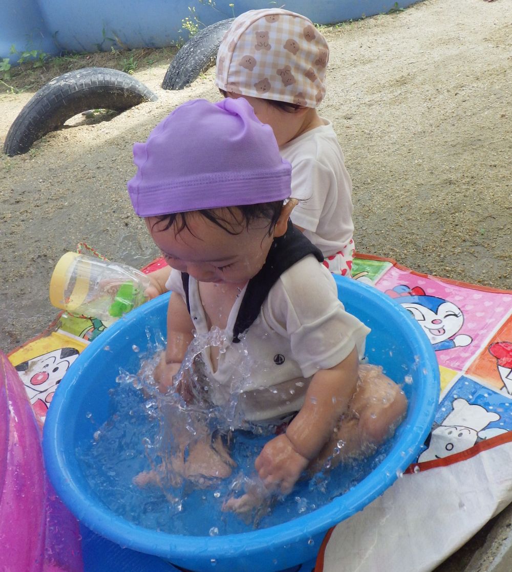楽しかったプールもいよいよ今日で最後・・・
準備している時から気になって仕方がないウサギ組さん
さっそくプールに入ります
プールと隣に置いてあるタライを行き来して楽しむNくん
広いプールでは腹ばいになりのびのびと、タライでは、ゆっくりじっくり遊びます