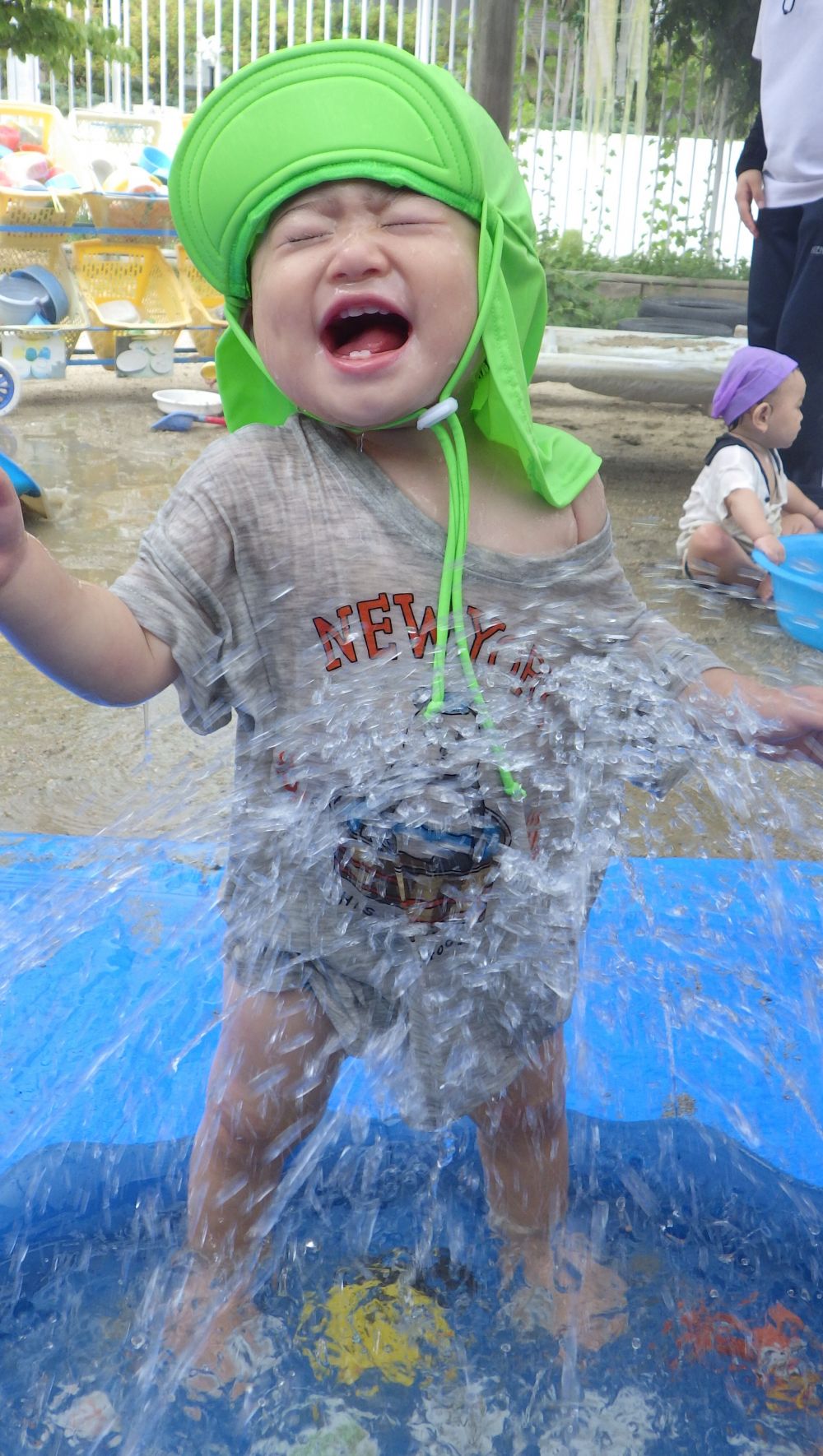水がかかり
「ウキャ!!」
声を出して喜んでいるFくん
水遊び大好きです
