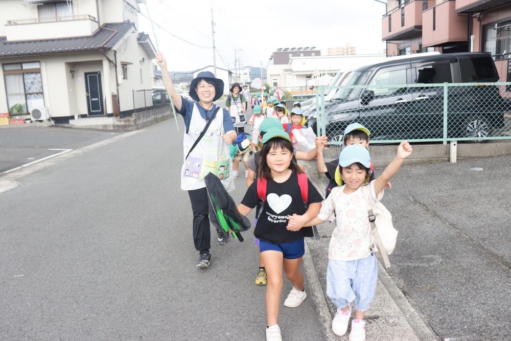 今回は年長キリン組と年中ゾウ組一緒に東尾道公園にレッツゴー!
大人も子どももノリノリ♪
沢山捕まえるぞー!