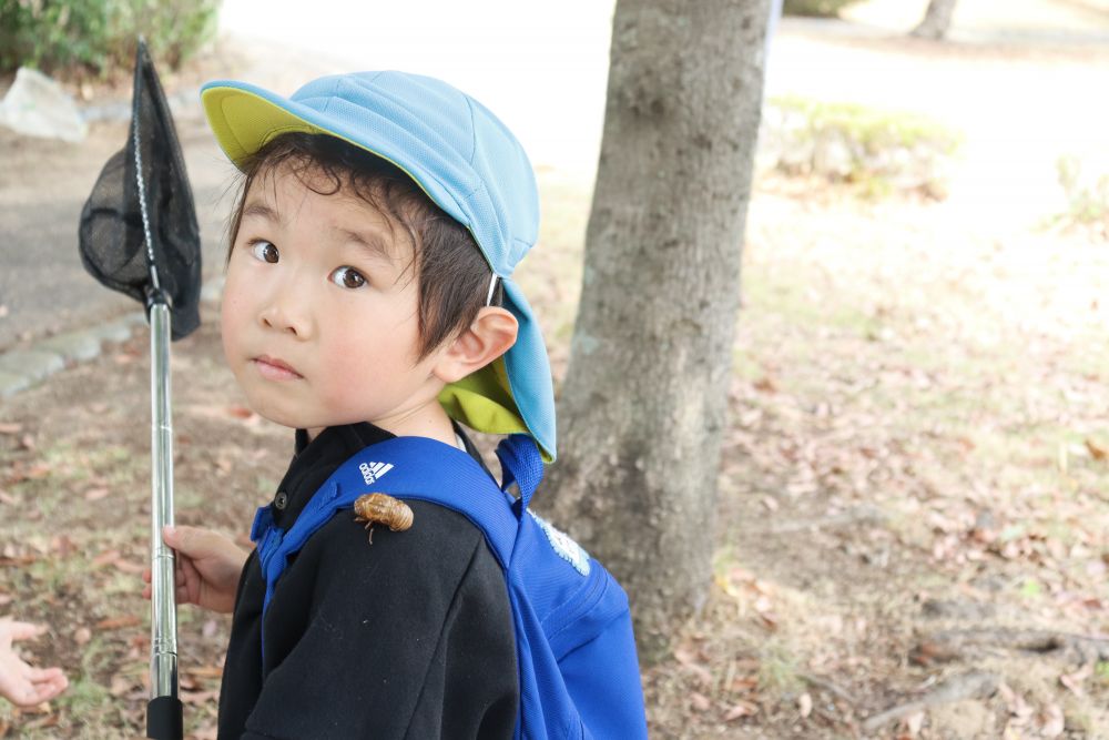 セミの魅力はいろいろなところにあります
抜け殻も子ども達にとっては自然の素敵な贈り物♡
肩に乗せて、ハイチーズ!