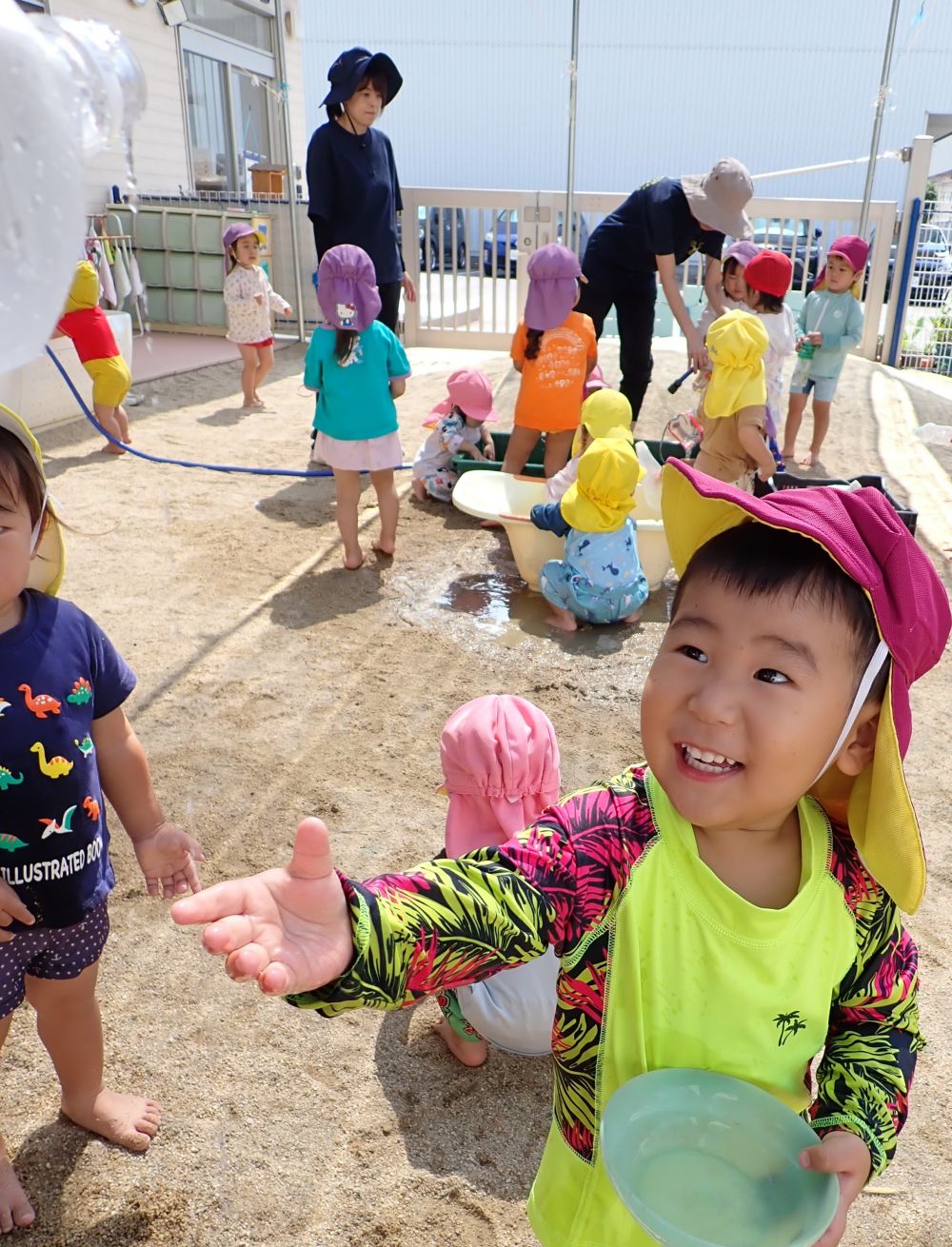 「このみず、つめた~い」
・・・氷の水だよ🐧