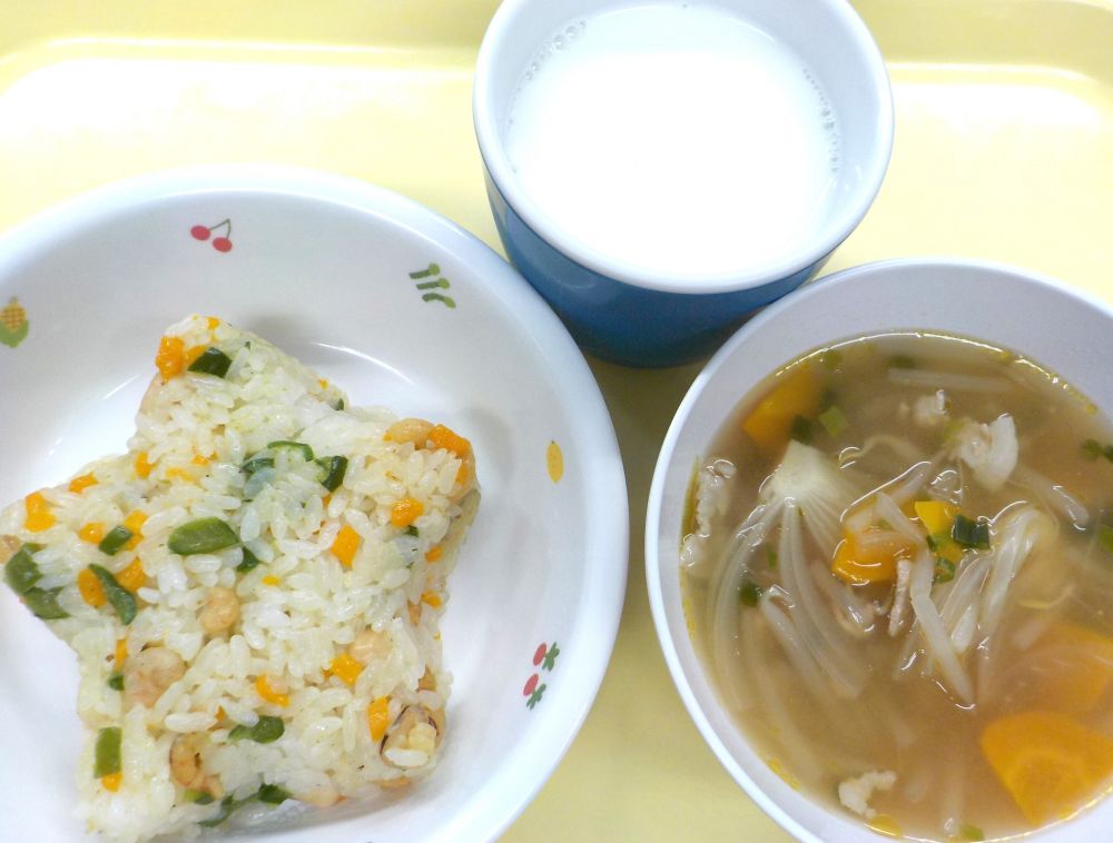 ガーリックチャーハン
豚もやしスープ
牛乳