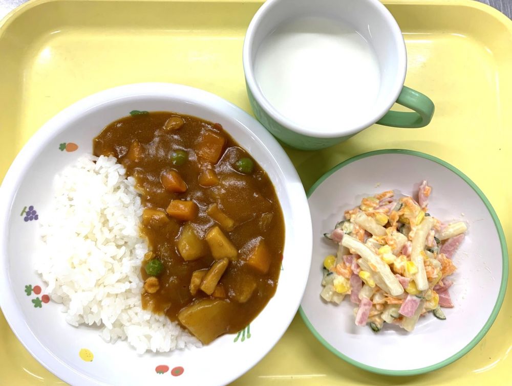 シーフードカレー
マカロニサラダ
牛乳