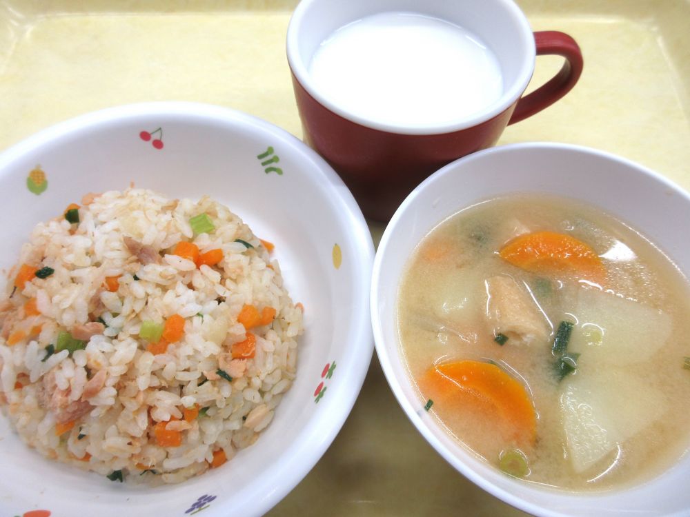 鮭チャーハン
じゃがいものみそ汁
牛乳