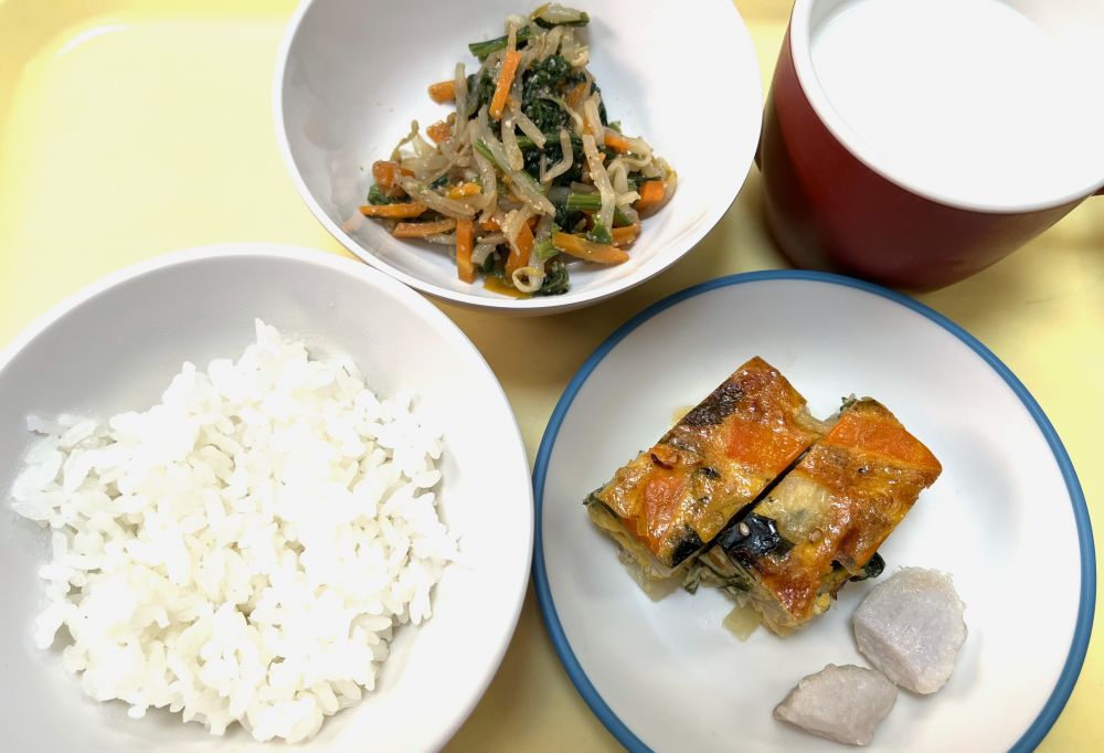 ご飯
韓国風オムレツ
ベイクド里芋
三食野菜のナムル
牛乳