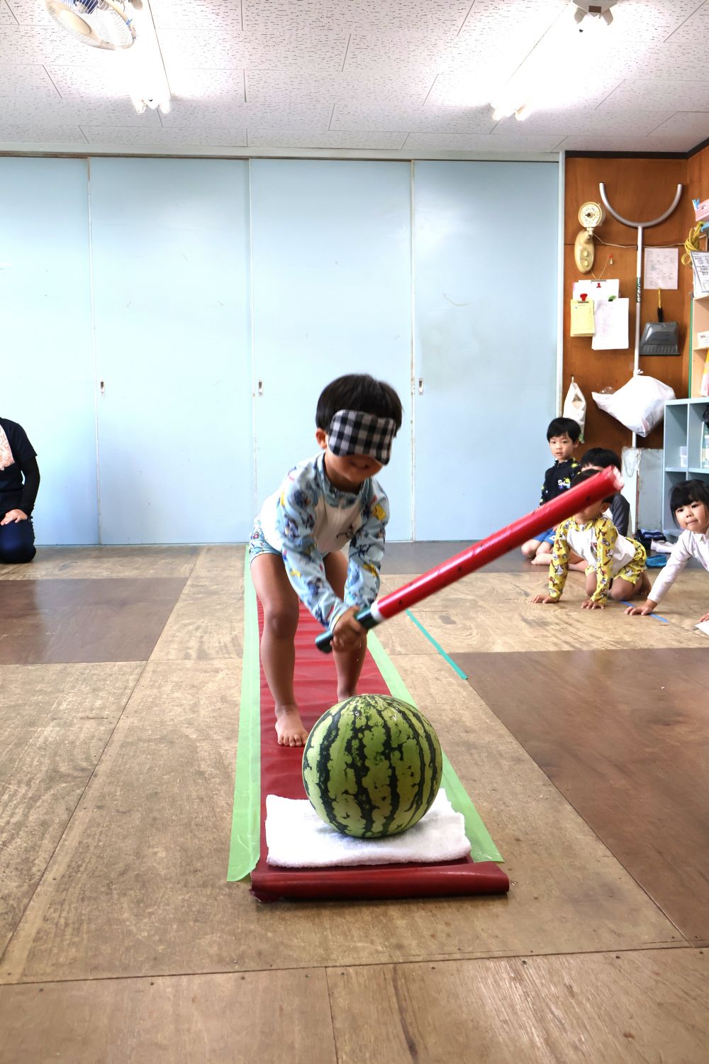 季節を楽しむ🍉
スイカの棒を持ち、目隠しをして、
準備完了です‼
さあ、ゾウ組さんのスイカは割れるのか…
Mくん、目隠しをしてても伝わるくらいの
わくわくいっぱいの笑顔です★