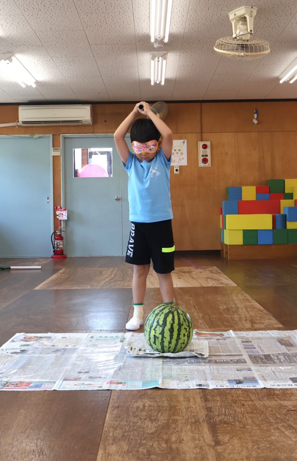 夏の定番スイカ割り🍉!
安全に気をつけながら
みんなでルールの確認をして楽しみました♪
カレンダーを見て楽しみにしていたキリン組さん
朝からスイカ割りに使う棒作り♡
ラップの芯を繋げたり…
長さにこだわらず一本を頑丈にしたり…
グラグラする真ん中に広告を巻いたり…
トイレットペーパーの芯を重ねたり…
それぞれが考えて作っていました♪