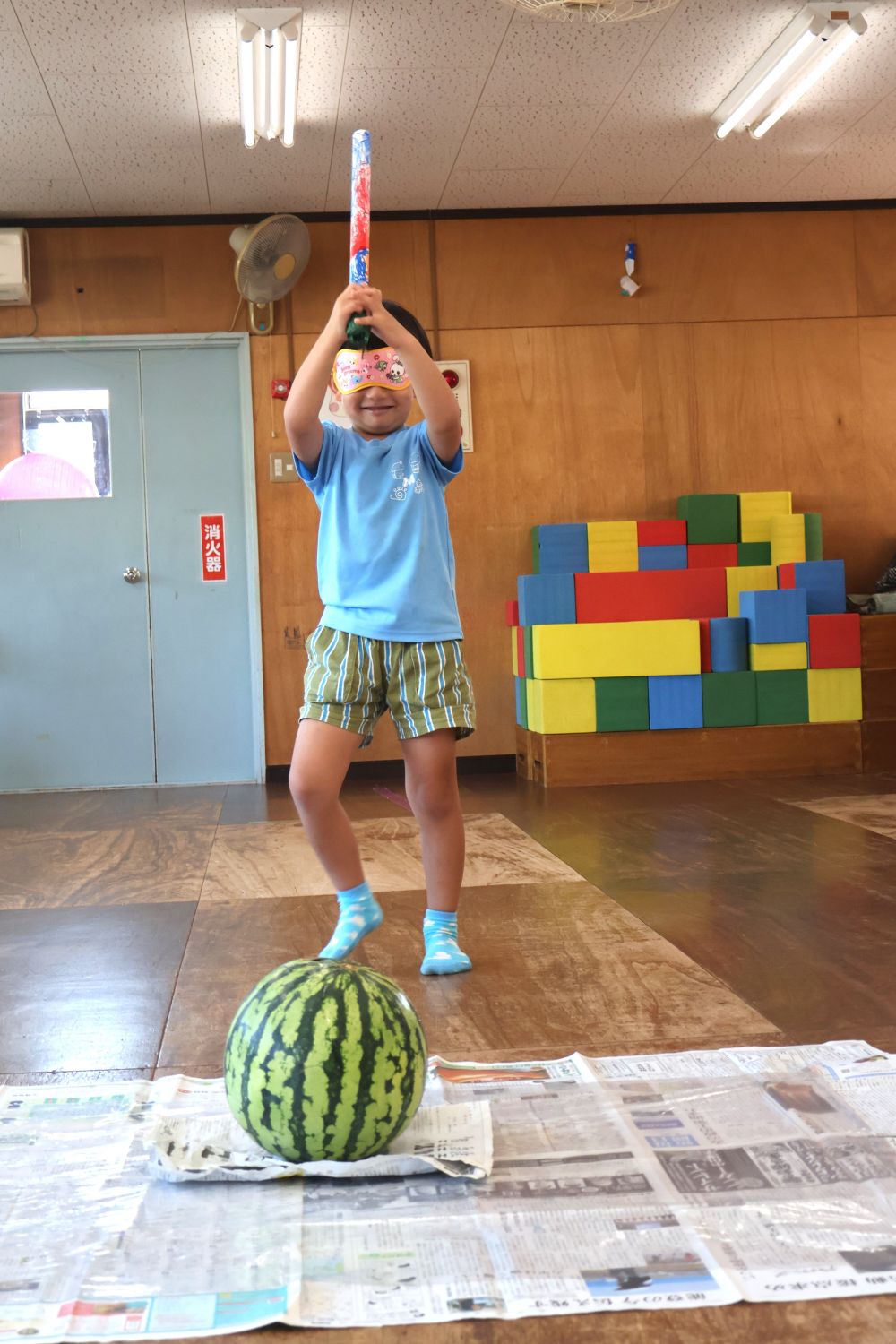「僕は手で行くからいらないんだ~」
と手で割る練習をしていたTくん
友達に 「手が折れるよ」 「危ないよ」
と言われ 「やっぱやめた~」
と友達に棒を貸してもらっていました♡(笑)
