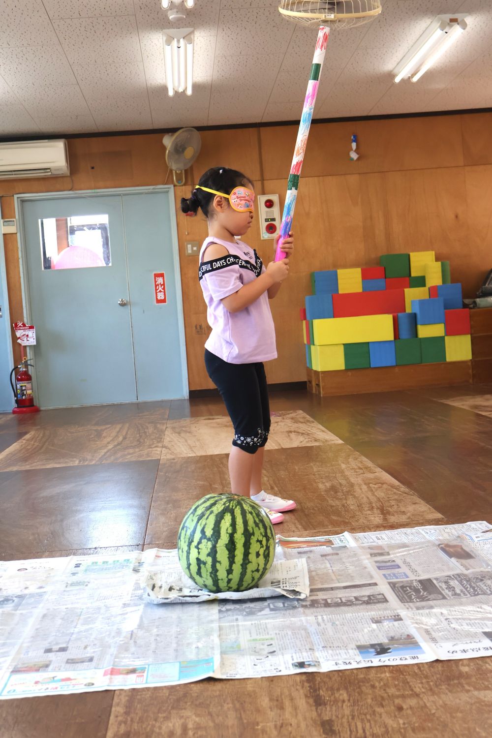 一回目は全然割れず… 第二回戦!!
次は目隠ししたあと、5回まわる
「もっと右!!危ない~!!」
目が回って右と左が分からない…