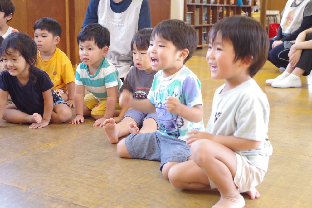 最後には、給食先生がぱっかーん!とわって真っ赤な中身を見せてくれまして♡
きらきら光る赤色に、みんなの目もきらきら✨
おやつで食べるのが楽しみだね♡