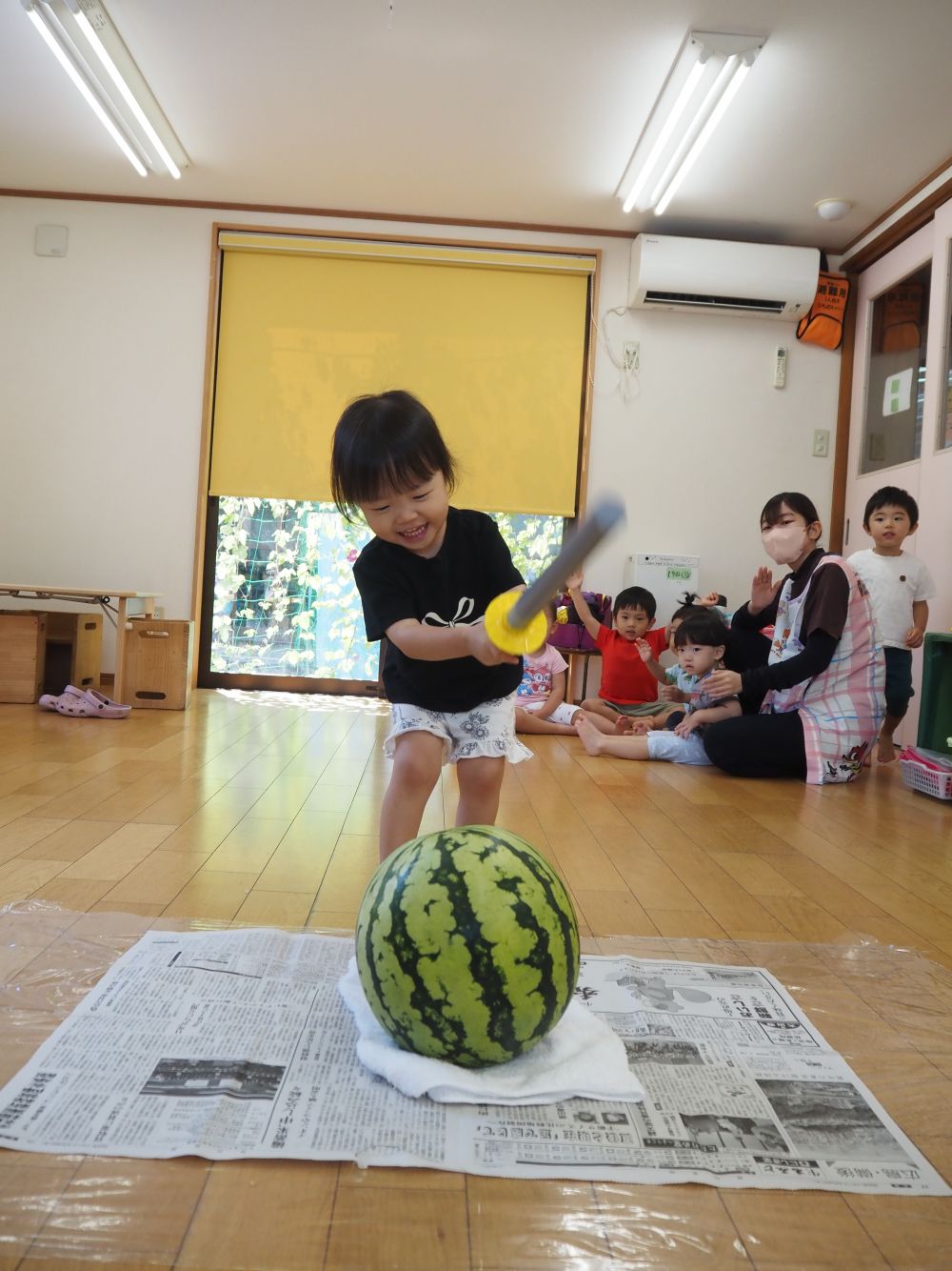 「えいっ!」と思いっきり振り下ろす!
みんなで順番に叩いても
なかなか割れないすいかに
「あれ?」と笑顔があふれます♡
ここからは次のキリン組さんにバトンタッチ😊