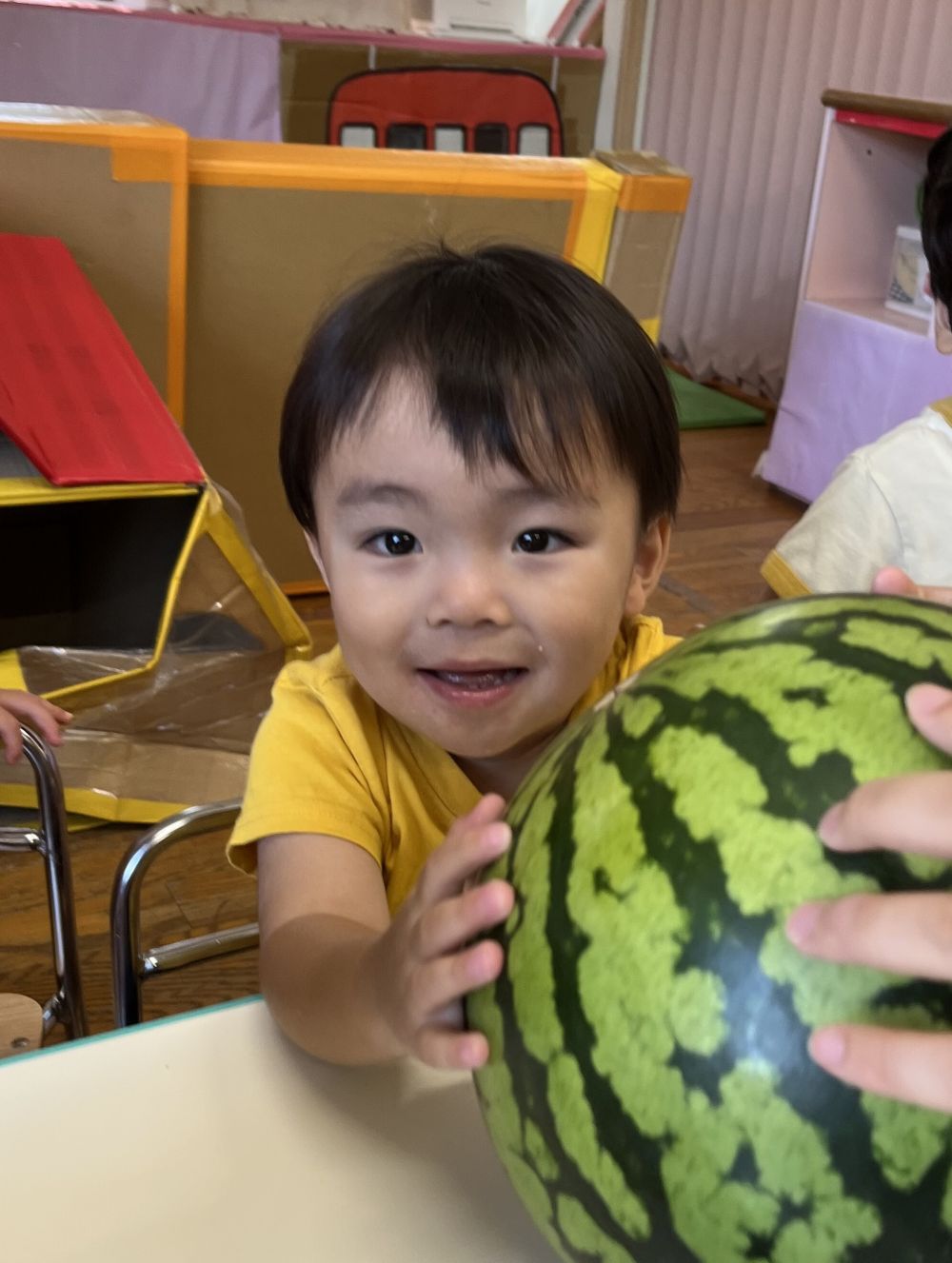 今日は食育の日でした。
テーマは「すいか」です。
大きなすいかにみんな興味津々。
ポンポンと叩いてみたり、転がしたりして触れていました。
さわってみると
「つめた~い!」
ひんやりして気持ちが良かったようです。
